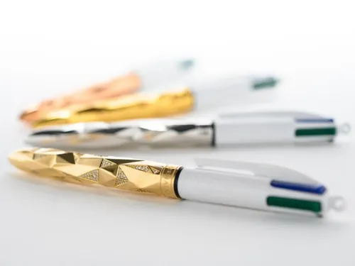24 550€ pour un stylo quatre couleurs serti d’or et de diamants